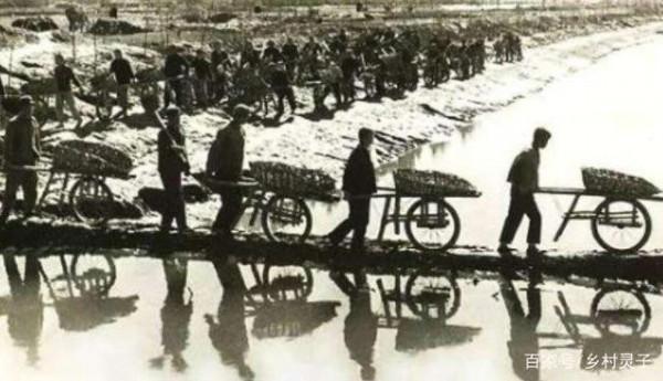 “劉強東式”的成功：村民湊錢助他上北大，38年後送每人一棟別墅