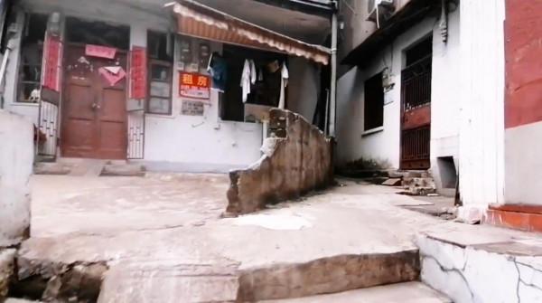 在武漢鬧市攀登一條山路，地勢崎嶇樹林茂盛，斑駁舊民房塵封時光