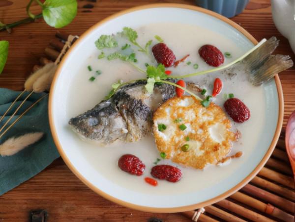 寒冷的冬天，來一碗鮮美滋補的魚湯，營養又驅寒！是怎麼做的啦？