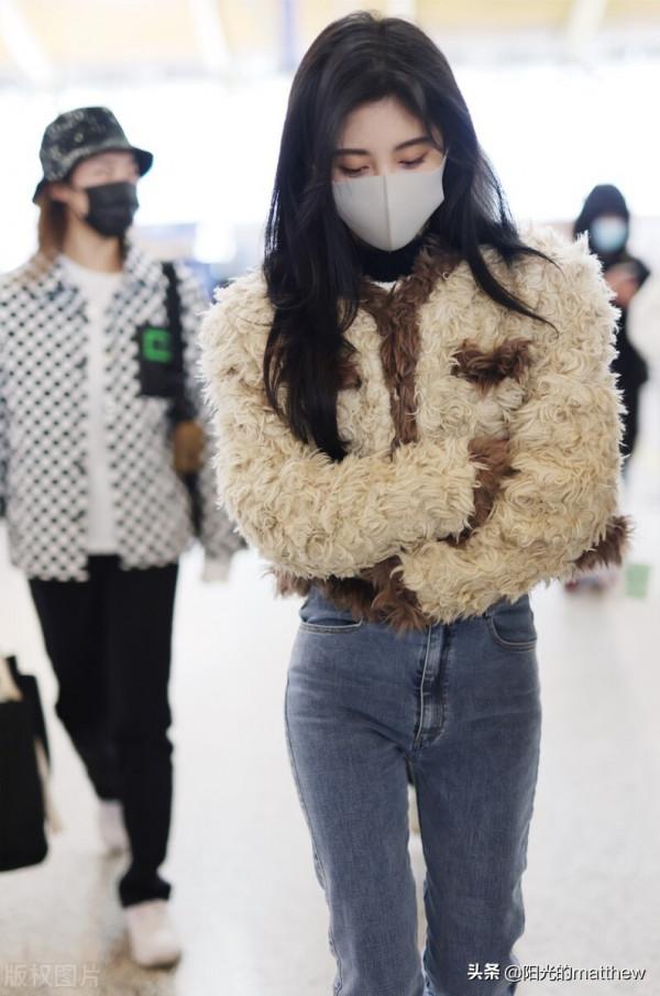 街拍：鞠婧神身穿白色羊羔毛小外套現身身材嬌小甜美可愛