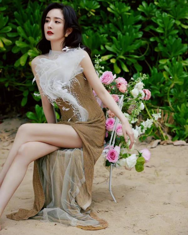 楊冪膚白貌美，長髮飄飄，人比花嬌，溫柔似水