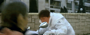 穿高衩裙光腳打架、徒手扒飛機，這部耗資超12億的大爽片，好過癮