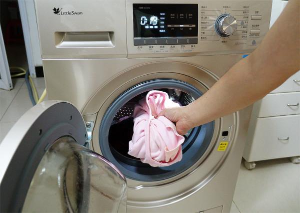 我問哪種洗衣機好用，售貨員：年輕人喜歡滾筒，中老年人喜歡波輪