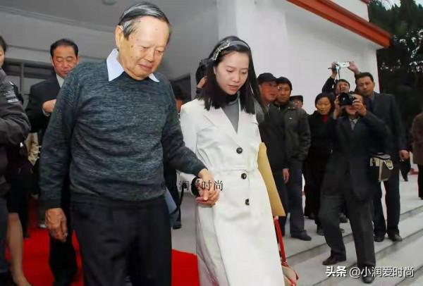 45歲翁帆越發知性脫俗,穿羽絨服戴針織帽時髦保暖,書卷氣真迷人 45歲翁帆越發知性脫俗,穿羽絨服戴針織帽時髦保暖,書卷氣真迷人