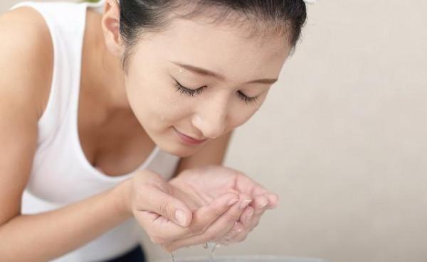 早上起床以後，堅持用細鹽洗臉，一週後，4個變化很明顯