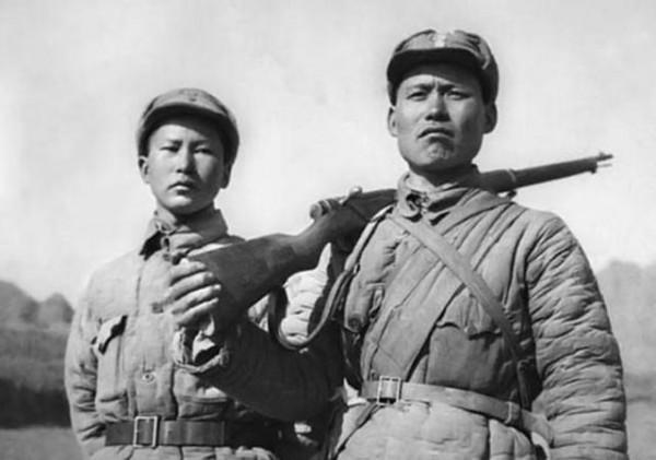 八路軍這場戰鬥，日軍舉著火把靠近我軍，旅長一看：不準開槍