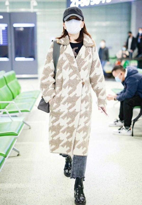 王琳比年輕人還會穿，大衣配9分褲顯瘦保暖，大媽們該學學