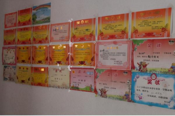 6年級學生獎狀“貼滿牆”，父親高興不起來，反而說“一牆廢紙”