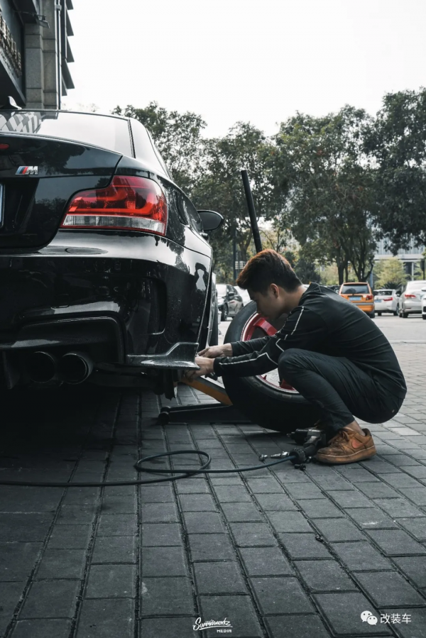 珍獸般的黑武士寶馬1M,開慣了500馬力本田S2000也不一定能駕馭 珍獸般的黑武士寶馬1M,開慣了500馬力本田S2000也不一定能駕馭