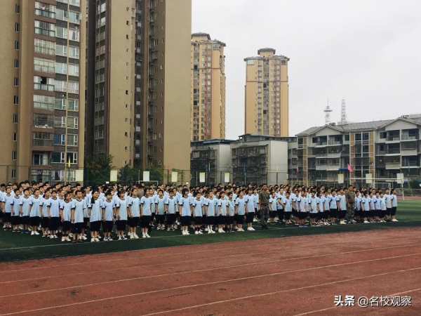 武勝超前，300餘名新生集結綠茵場，氣宇軒昂，激情飛揚
