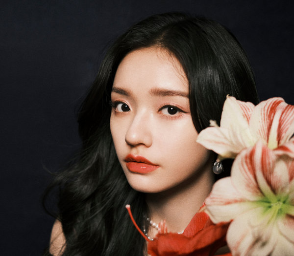 頒獎鬧出大烏龍！林允和劉逸雲拿錯對方獎盃，可愛到讓人差點笑噴