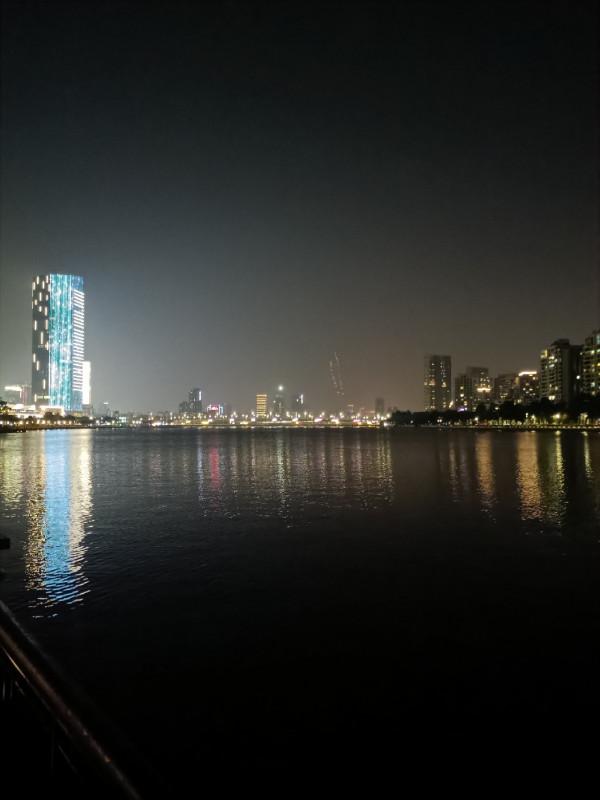 野釣河邊喜獲麥鯪，無人機組合圖案勝比煙火