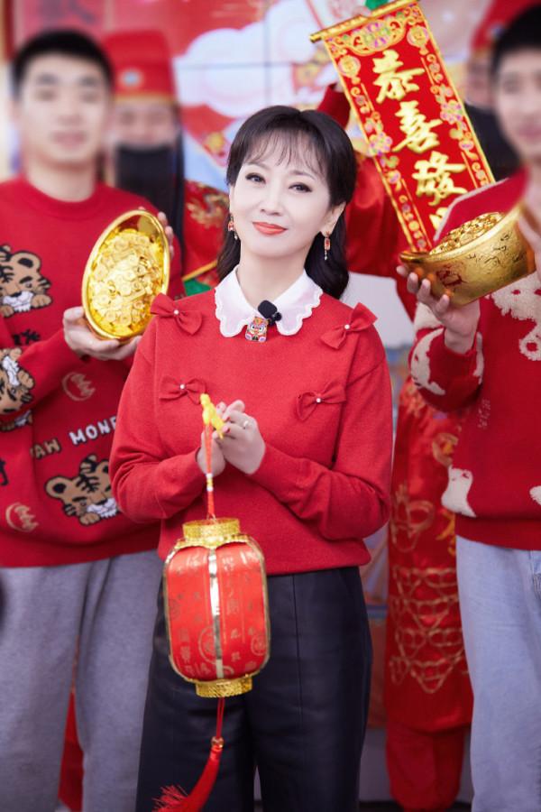 送福啦！趙雅芝穿紅衣手提燈籠喜氣洋洋