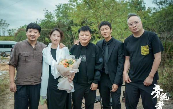 45歲劉敏濤曬殺青照，被王硯輝摟懷裡好親密，陳坤暴瘦腿細成竹竿