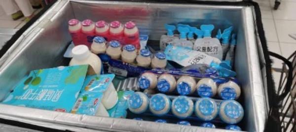 寶媽總給娃買快過期的牛奶引發同事吐槽:窮養之下,孩子會自卑 寶媽總給娃買快過期的牛奶引發同事吐槽:窮養之下,孩子會自卑