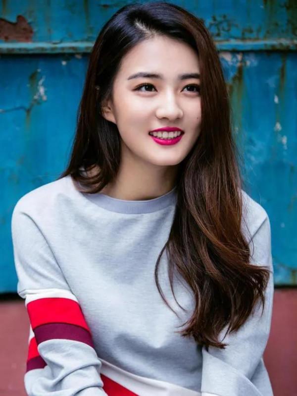 徐璐 中國新生代美女演員 優雅靚麗 百搭服飾美得好似三月盛開的桃花