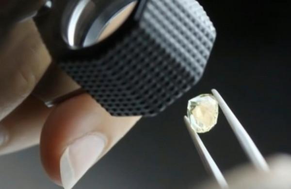 英國女人花88元買了枚二手戒指，30年後去鑑定才發現價值500萬