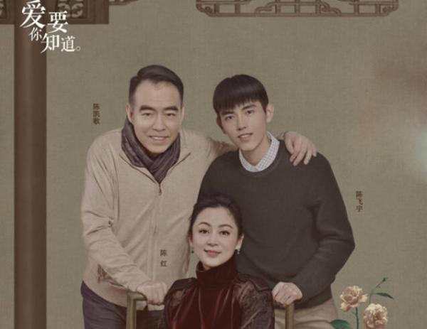 陳凱歌夫婦走紅毯,53歲妻子穿全黑服裝氣場開掛,不輸給同場鞏俐 陳凱歌夫婦走紅毯,53歲妻子穿全黑服裝氣場開掛,不輸給同場鞏俐