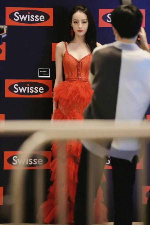 迪麗熱巴紅色吊帶開衩裙