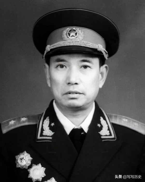 遼瀋戰役期間，東北野戰軍12個縱隊的司令員和政委都是誰？