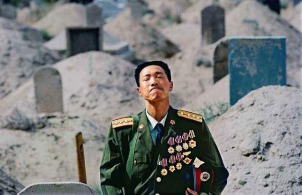 那個胸前掛滿軍功章,長跪亡妻墳前的解放軍戰士,他現在還好嗎? 那個胸前掛滿軍功章,長跪亡妻墳前的解放軍戰士,他現在還好嗎?