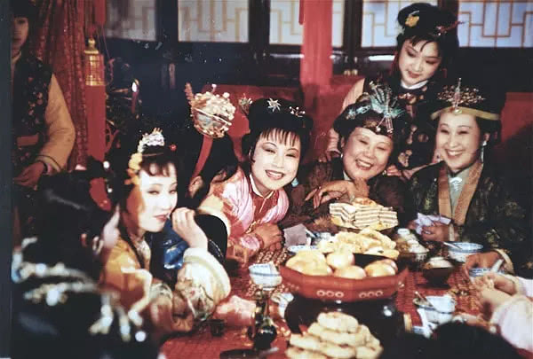 《紅樓夢》裡的中秋風俗，賈珍為什麼送賈母月餅和西瓜？