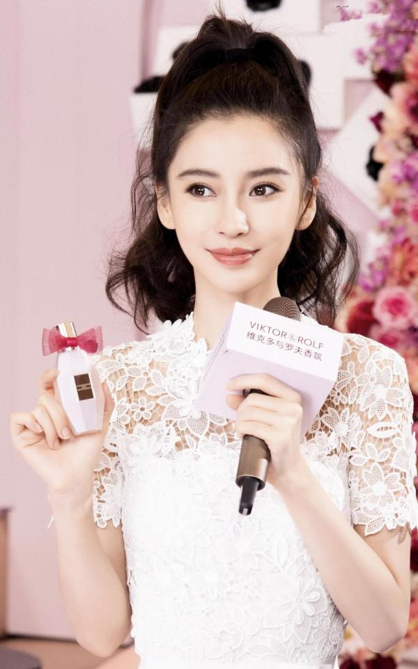 楊穎白裙代言香水