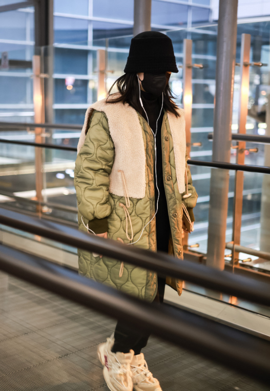 &OpenCurlyDoubleQuote;謝娜&rdquo;的衣品終於逆襲！穿牛油果綠棉服配運動褲，減齡如同18歲