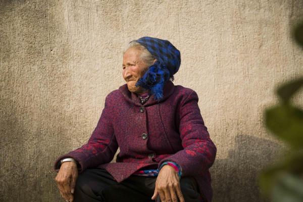 老人曾生下2個智殘女兒，花甲之年又喪夫，今獨留空屋為侄子守家