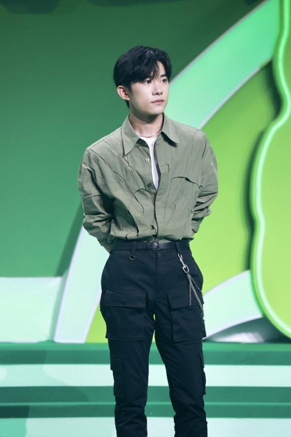 易烊千璽真是長大了,身穿襯衫和男人一樣,俊朗五官看不出少年氣 易烊千璽真是長大了,身穿襯衫和男人一樣,俊朗五官看不出少年氣