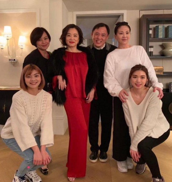 66歲林青霞真是優雅到骨子裡,紅色套裝配黑皮草,高階不說還貴氣 66歲林青霞真是優雅到骨子裡,紅色套裝配黑皮草,高階不說還貴氣