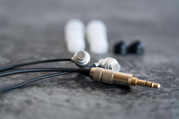 降維打擊再現，HIFIMAN RE800銀調價後香得很