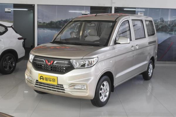 五菱宏光V：搭載1.5L+6MT，保養成本經濟，售價5.11萬，造型方正