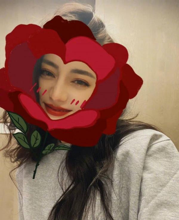 迪麗熱巴頭頂橘子拍照俏皮搞怪 托腮嘟嘴可愛滿分