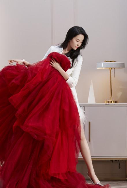 劉亦菲身披覆古紅大衣，戴閃耀珠寶有名媛範兒！紅唇妝容很美