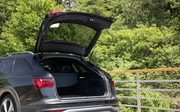 價格堅挺，一車難求，這臺小眾車在國內賣出“爆款”的感覺，牛