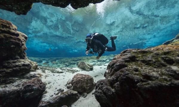 貝里斯大藍洞：神秘幽暗，世界最大的水下洞穴之一