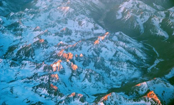 珠峰8848米，火星的山高2.1萬米，為啥地球上的山都不超過1萬米？