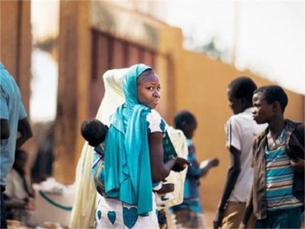 28年前中國姑娘遠嫁非洲黑人，從父母反對到中尼斷交，終修成正果