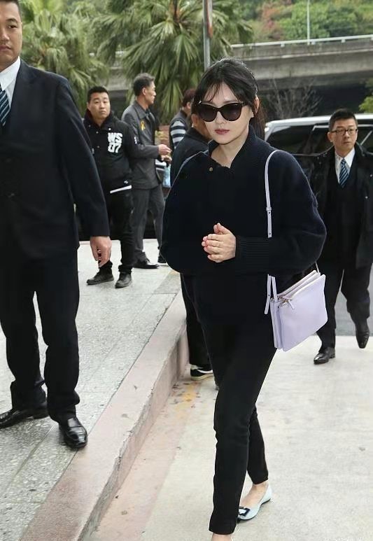 大s終於露面像“換臉”！罕見穿可愛風造型參加生日宴，太美了