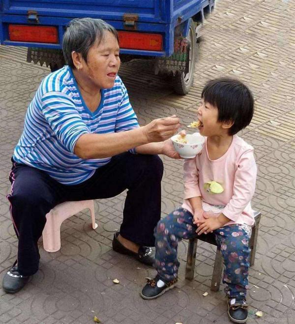 從小自己吃飯的孩子和奶奶餵飯的孩子，長大後，幾個差距越來越大