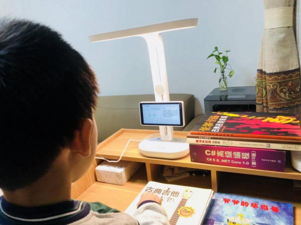 一臺高標準護眼燈還自帶學習機功能,是否能取代培訓機構的輔導? 一臺高標準護眼燈還自帶學習機功能,是否能取代培訓機構的輔導?