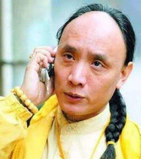 他自稱是多爾袞十世孫，為保留血統拒絕娶漢女，還向國家索要故宮