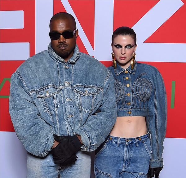 坎爺和新歡分手！茱莉亞穿藍色麵包服出街心情大好，才戀愛一個月