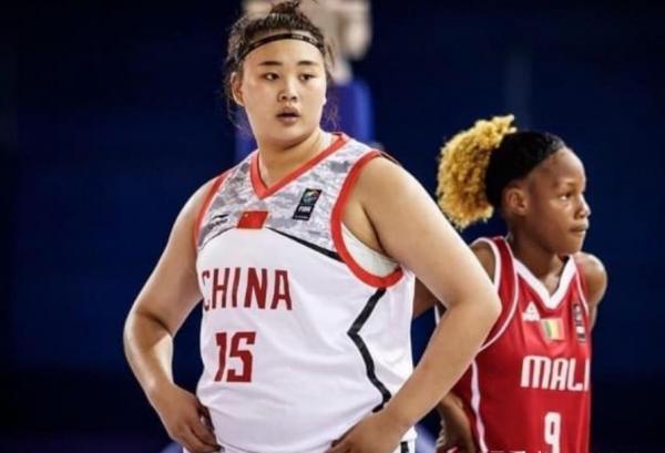 39分15板!中國女籃又一巨無霸,260斤統治籃下,比周琦還重70斤 39分15板!中國女籃又一巨無霸,260斤統治籃下,比周琦還重70斤