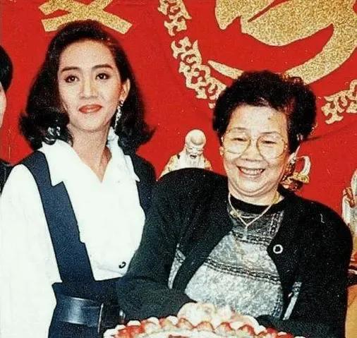 年輕時啃妹，年老時啃媽，70歲仍啃老，梅豔芳大哥的&OpenCurlyDoubleQuote;巨嬰人生&rdquo;