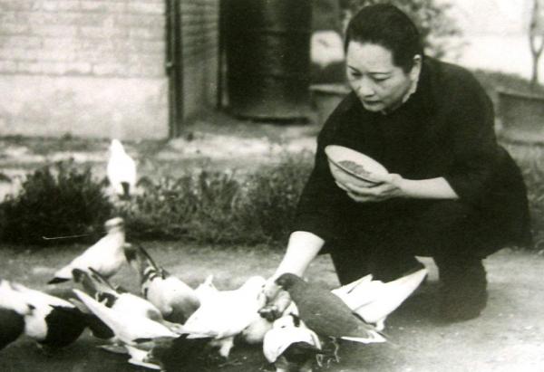 1981年宋慶齡病逝,遺物裡發現一張有摺痕的小紙片,工作人員動容 1981年宋慶齡病逝,遺物裡發現一張有摺痕的小紙片,工作人員動容