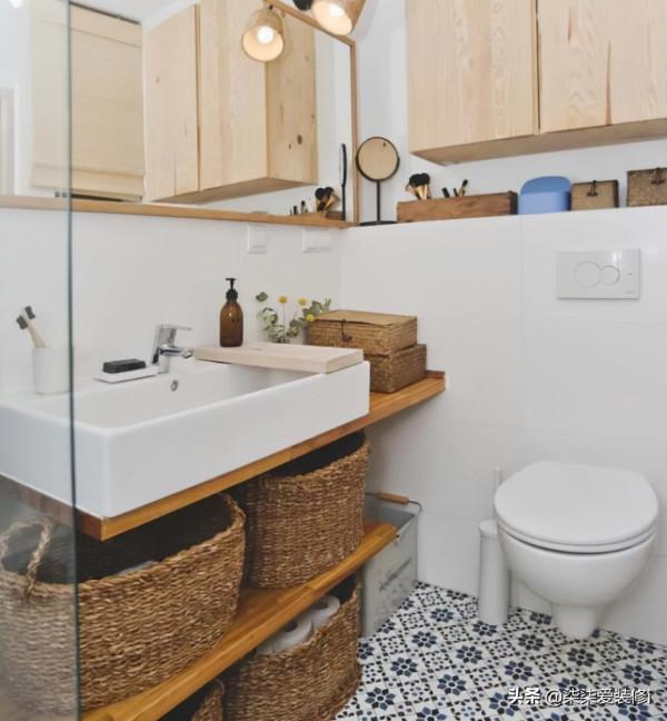 他家的衛生間這樣設計，乾淨又整潔，收納功能簡直出乎意料
