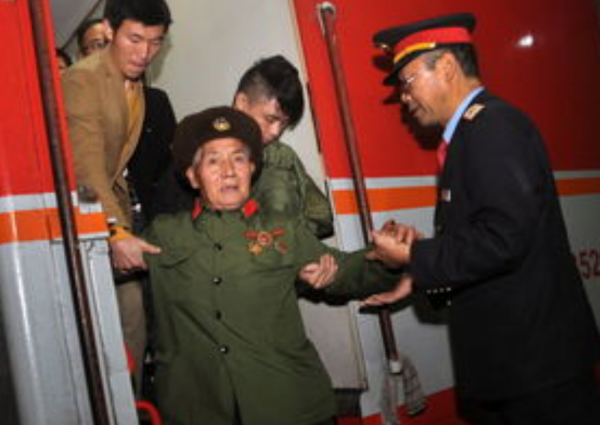 湖南一老農，妻子住院無錢治，無奈給政府寫信：我是毛主席警衛員