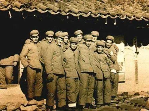 電影《長津湖》裡的伍千里為何不讓伍萬里殺那個美軍戰俘？